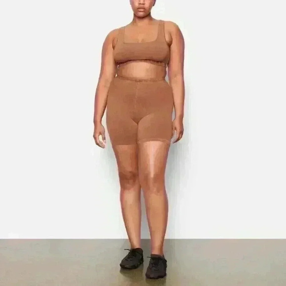 SKIMS OUTDOOR BIKE SHORT CAMEL SIZE XL - Picture 1 of 8